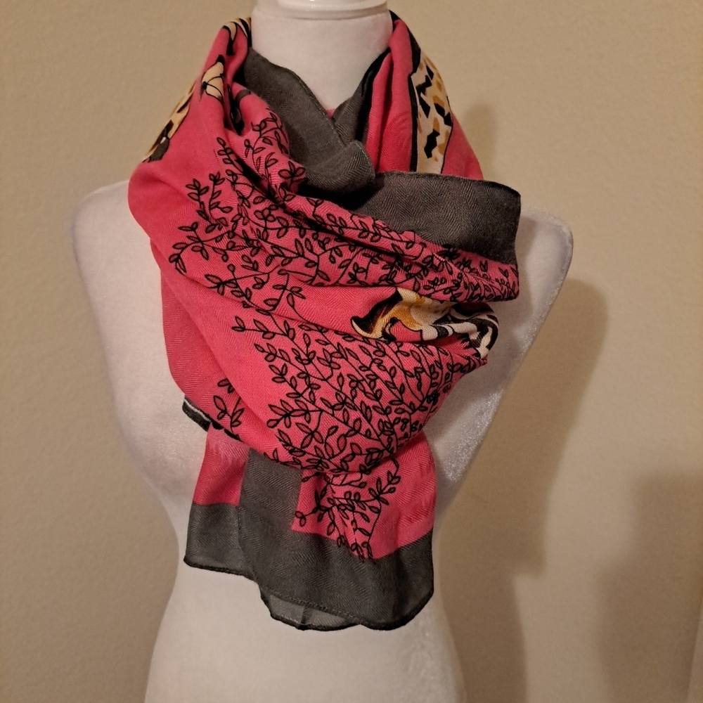 HAN MEI Scarf 69 × 35 Inches Giraffe Theme  Excellent Condition